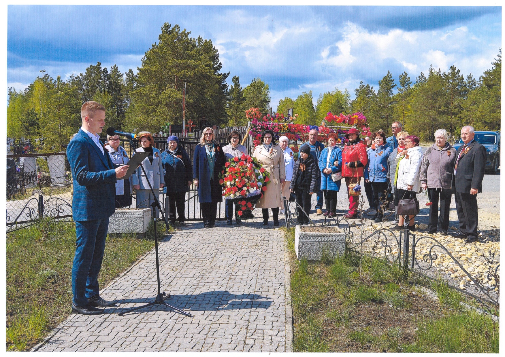 Участники траурного митинга на новых кладбищах у памятного знака «Кулебачанам – участникам войны» 08.05.2025 фото И.А.Ежковой